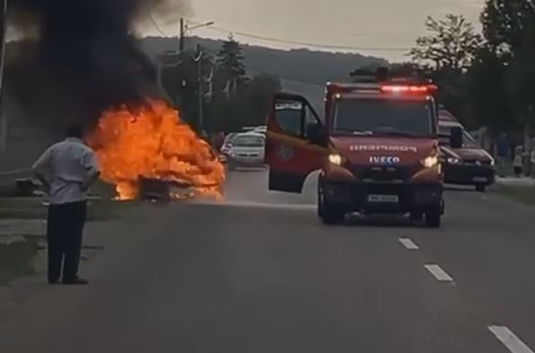 VIDEO. O mașină a luat foc în mers