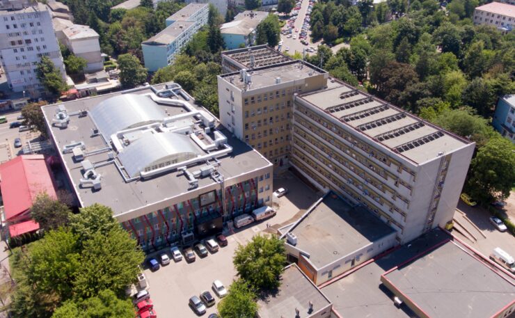Un elev de 18 ani s-a aruncat de la etajul al treilea al unui liceu
