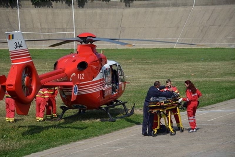 Transportul unei femei de către un elicopter SMURD