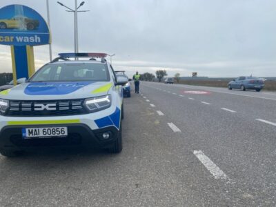 Mașină poliție
Tânăr depistat la volanul unui autoturism radiat și cu numere false