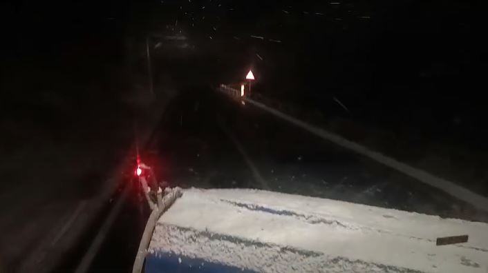 Atenție șoferi: carosabil umed! Prima ninsoare din an scoate drumarii la treabă