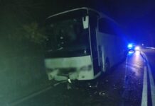 Autocar implicat într-un accident pe DN 15