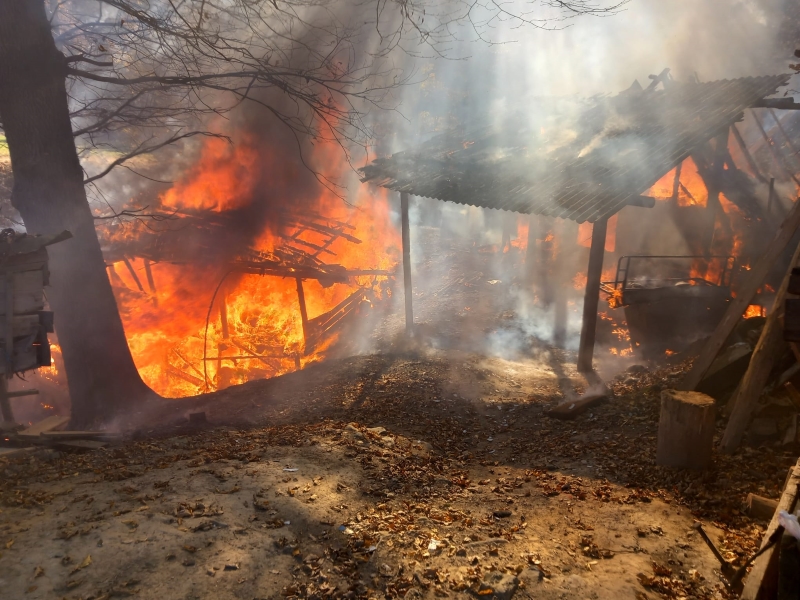 Locuință distrusă de foc