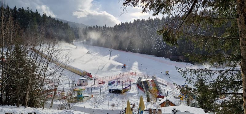 Din acest week-end se deschide pârtia de săniuș la Durău