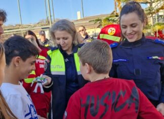 Caravana „Dăruiește o jucărie, fă o bucurie” a ajuns la copiii din Neamț