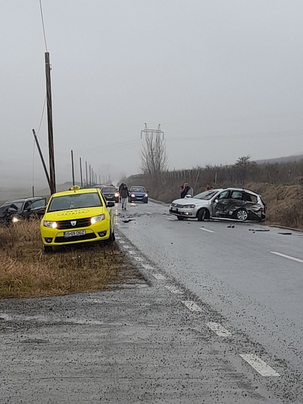 Două persoane și-au pierdut viața într-un grav accident