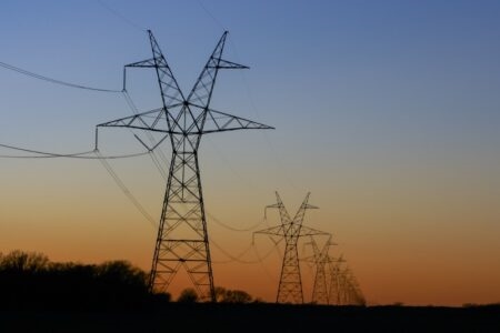 România importă cea mai scumpă energie din UE și sprijină Republica Moldova