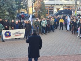 VIDEO. Polițiștii au protestat în fața Prefecturii Neamț