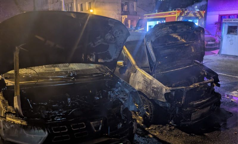 Două autoturisme au luat foc într-o parcare din Piatra-Neamț
