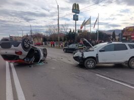 Autospecială de poliție „sub acoperire” implicată într-un accident în Piatra Neamț