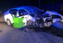 Accident pe strada Izvoare: o mașină s-a oprit într-un copac