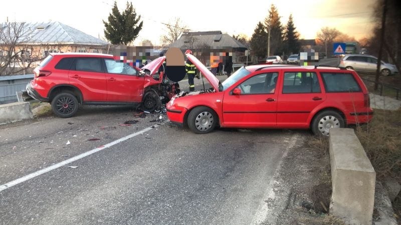 Două persoane rănite într-un accident la Războieni