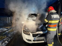 Autoturism cuprins de flăcări din cauza unui scurtcircuit Autoturism cuprins de flăcări din cauza unui scurtcircuit