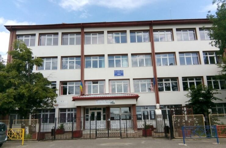 Neamț. Sancțiuni pentru camerele video din toaletele Liceului „Vasile Conta” Târgu-Neamț