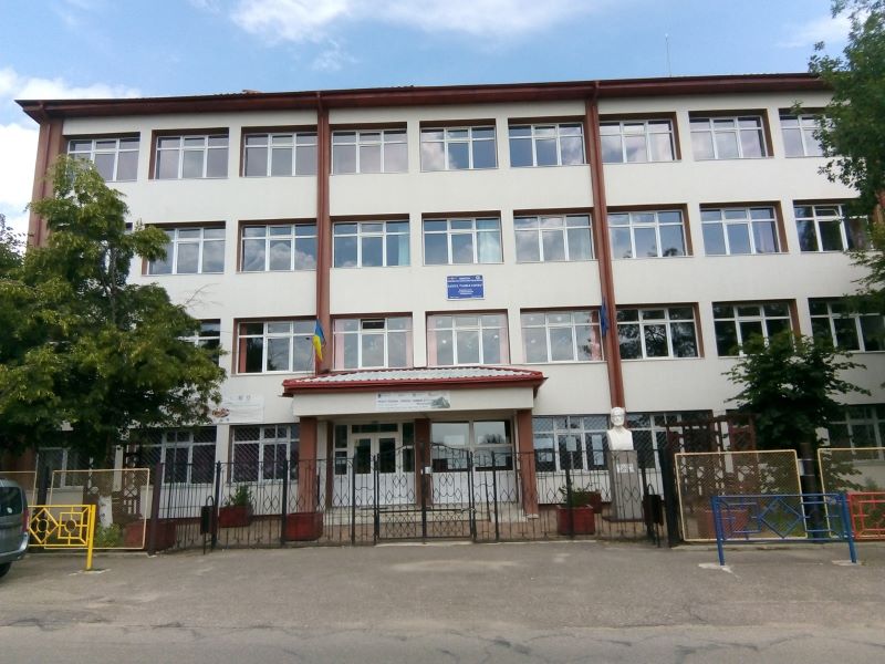 Neamț. Sancțiuni pentru camerele video din toaletele Liceului „Vasile Conta” Târgu-Neamț