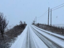 FOTO. Neamț. 51 de tone de material antiderapant folosit pe drumurile județene