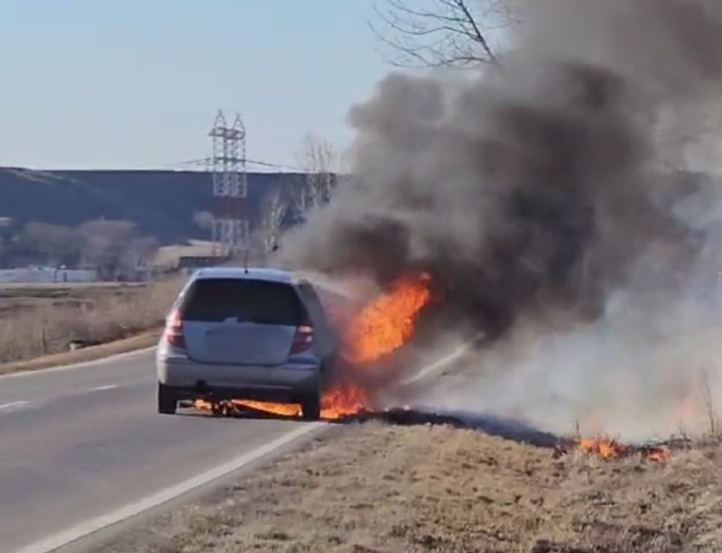 VIDEO. Mașină în flăcări în apropiere de Roman