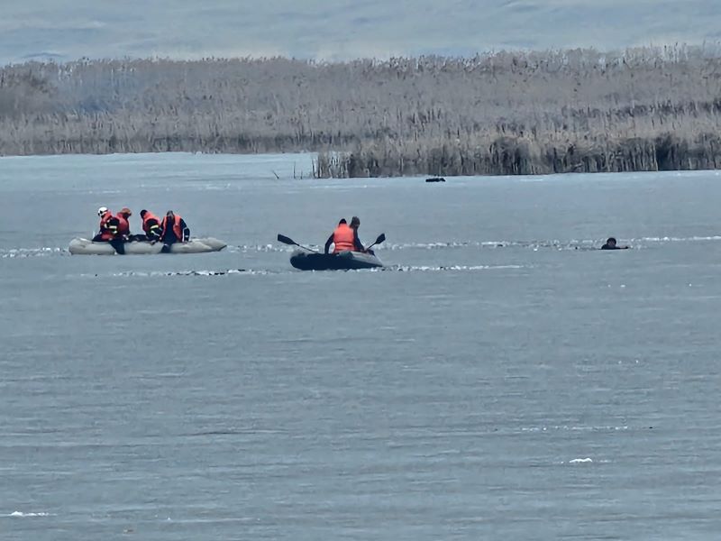 FOTO. Trei pescari căzuți prin gheață pe râul Siret, salvați de pompieri