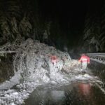 VIDEO. FOTO. Iarna din aprilie: mii de nemțeni fără curent electric, arbori și stâlpi de electricitate căzuți pe șosele