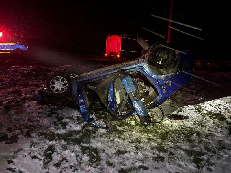 FOTO. Bărbat rănit după ce s-a răsturnat cu mașina