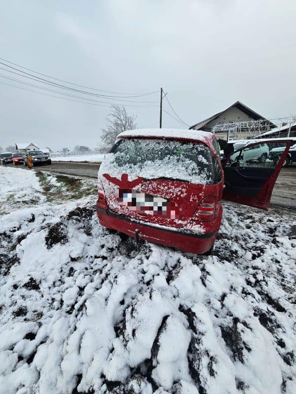 FOTO. Accident în Grumăzești. O femeie a fost rănită 2 FOTO. Accident în Grumăzești. O femeie a fost rănită