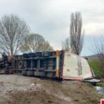 FOTO. Trafic blocat pe E 85, după ce un TIR s-a răsturnat