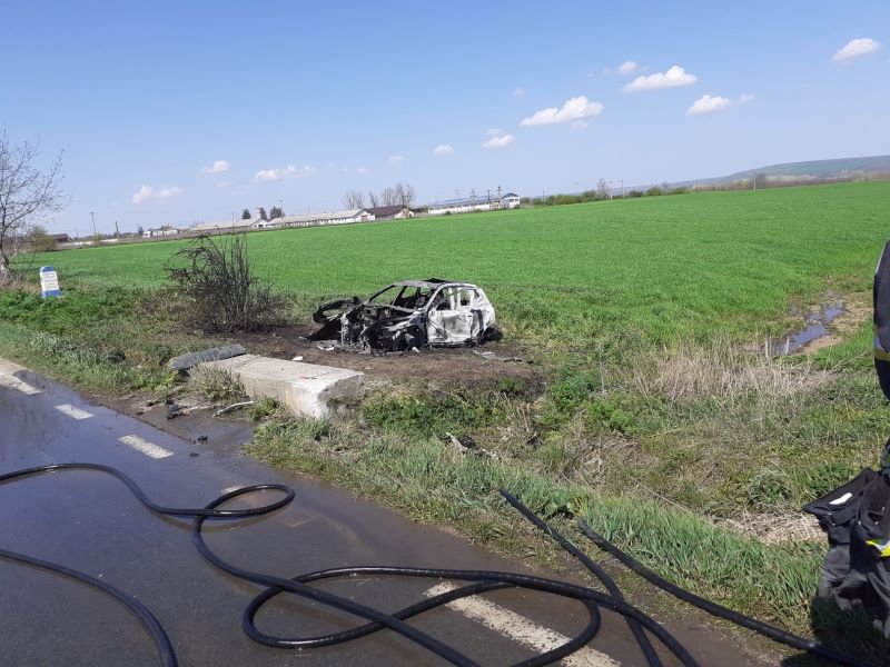 FOTO. Un autoturism electric a luat foc după ce s-a răsturnat 1 FOTO. Un autoturism electric a luat foc după ce s-a răsturnat