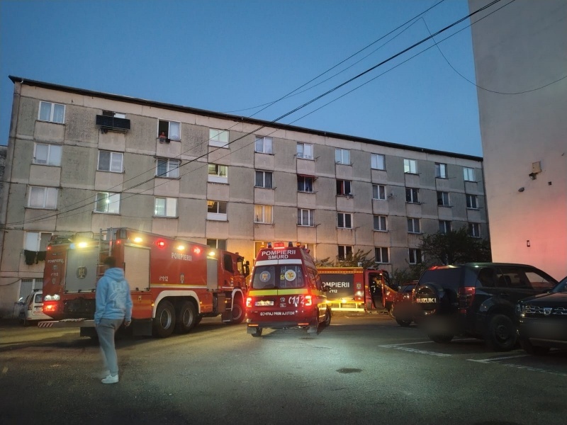 FOTO. Incendiu la parterul unui bloc din Piatra Neamț