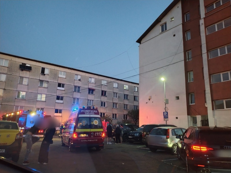 FOTO. Incendiu la parterul unui bloc din Piatra Neamț