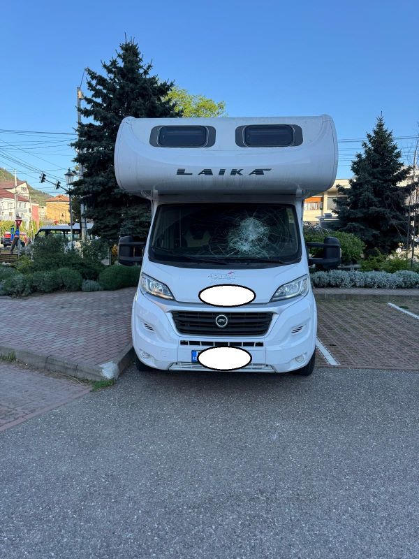 FOTO. Panică în parcarea hotelului Central Plaza din Piatra Neamț. Un bărbat a amenințat trecători și a atacat polițiști locali