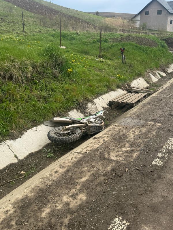 Tânăr rănit după ce a intrat cu motocicleta într-un capăt de pod