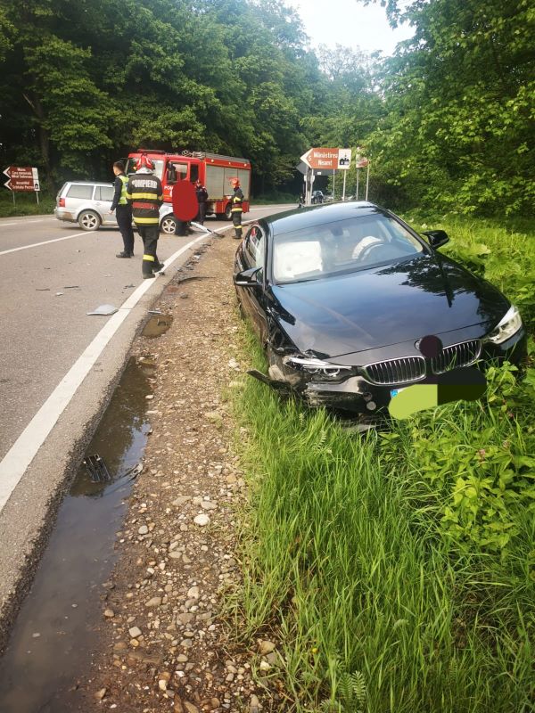 Tineri răniți în urma unui accident în care au fost implicate două autoturisme