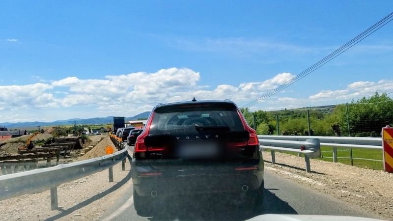 Foto-video. Cozi infernale la podul de la Girov. Timpii de așteptare de patru ori mai mari decât normal