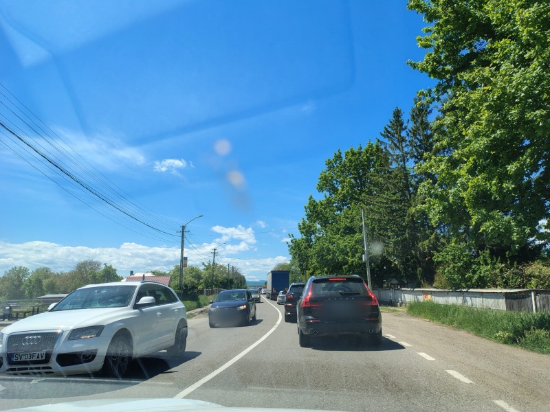 Foto-video. Cozi infernale la podul de la Girov. Timpii de așteptare de patru ori mai mari decât normal