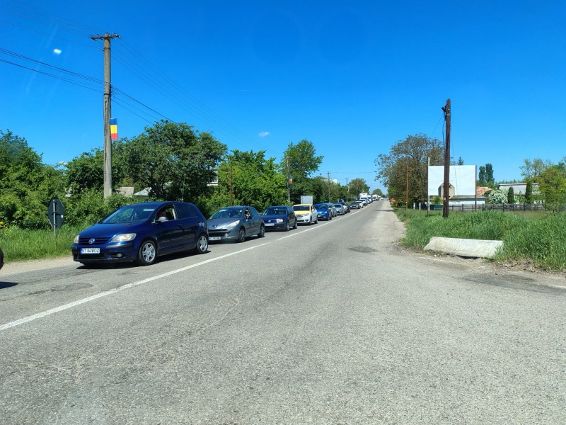 Foto-video. Cozi infernale la podul de la Girov. Timpii de așteptare de patru ori mai mari decât normal