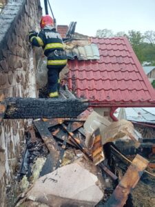 FOTO. Casă cuprinsă de flăcări în Piatra Șoimului