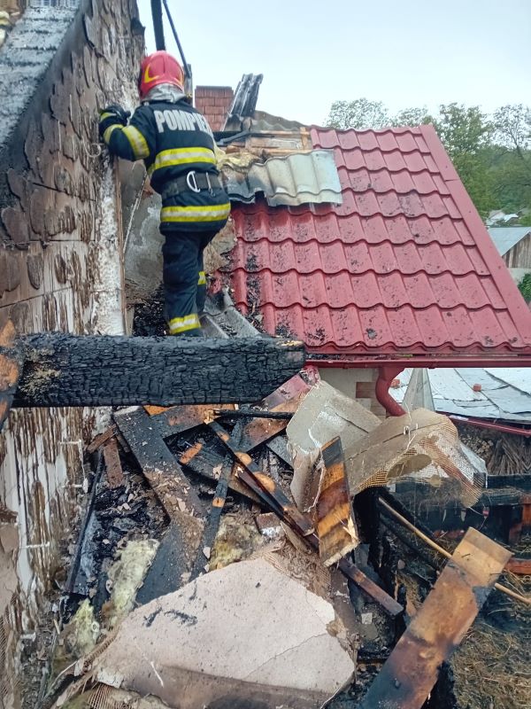 FOTO. Casă cuprinsă de flăcări în Piatra Șoimului