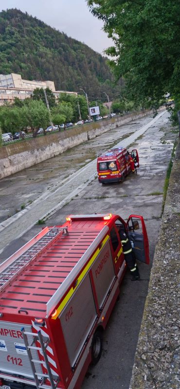 Intervenție de urgență în Piatra-Neamț. Pompierii caută o persoană căzută în râul Cuejdi