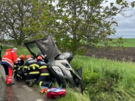 FOTO. A rămas între fiarele contorsionate ale mașinii, răsturnat la marginea drumului