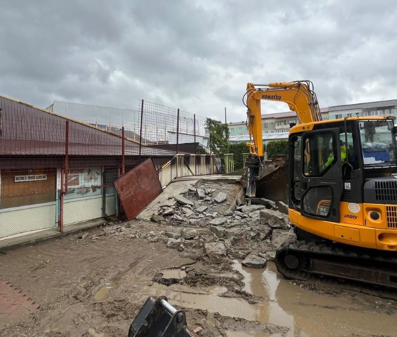 Video-Foto. A început demolarea punții peste Cuejdi, la Piața Centrală