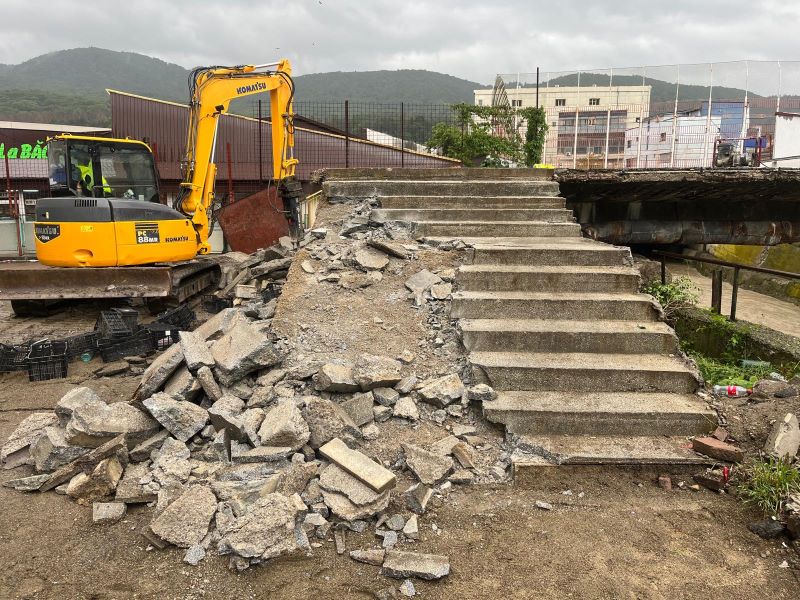 Video-Foto. A început demolarea punții peste Cuejdi, la Piața Centrală