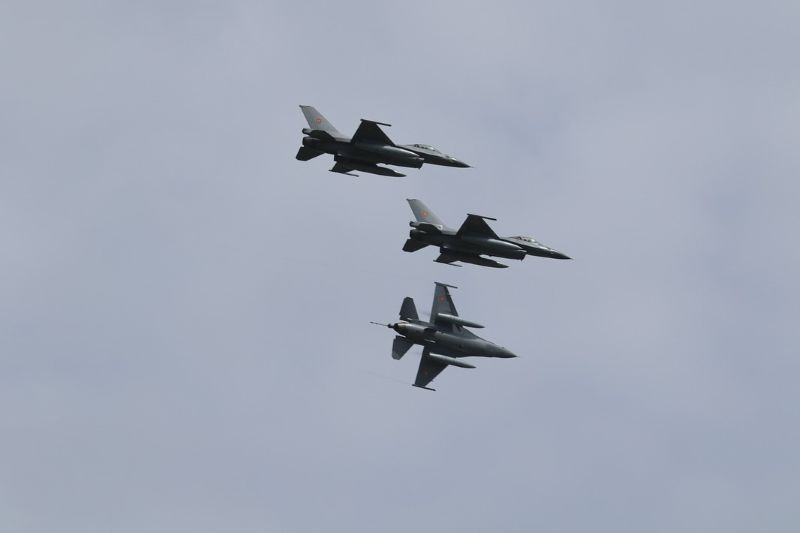 Atenție: până la începutul săptămânii viitoare vor avea loc zboruri militare la joasă înălțime