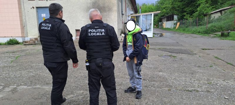Zeci de liceeni lipsă de la cursuri: au fost găsiți în parc sau în curtea unităților de învățământ