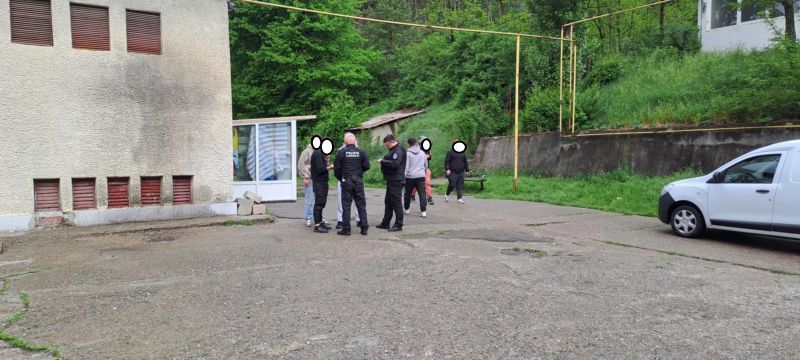 Zeci de liceeni lipsă de la cursuri: au fost găsiți în parc sau în curtea unităților de învățământ