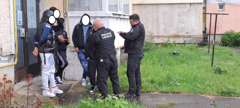 Zeci de liceeni lipsă de la cursuri: au fost găsiți în parc sau în curtea unităților de învățământ