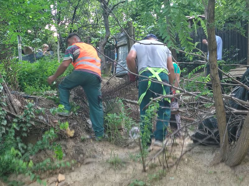 Video–foto. Piatra-Neamț: Demolarea unor construcții improvizate din Dărmănești îi va costa câteva mii de lei pe inițiatori