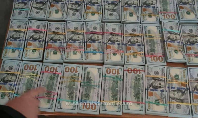 Prinși cu 1.400.000 de dolari ascunși pe corp la Punctul de Trecere a Frontierei Siret 1 Prinși cu 1.400.000 de dolari ascunși pe corp la Punctul de Trecere a Frontierei Siret