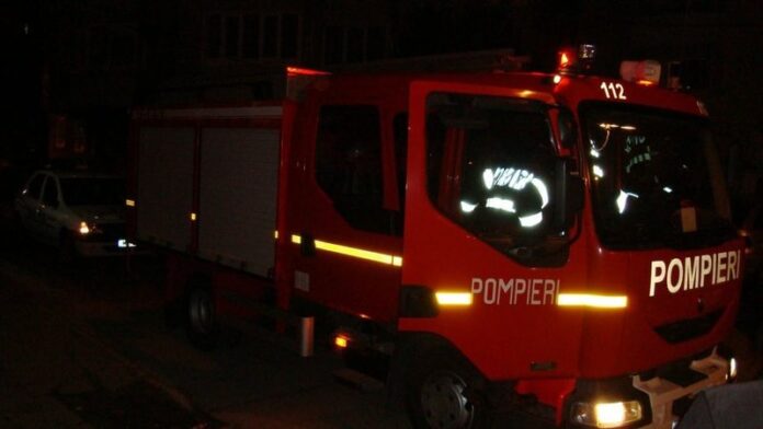 Piatra-Neamț. Familie evacuată de pompieri în zorii zilei. Ardeau aparatul de gătit și mobila din bucătărie_1 Piatra-Neamț. Familie evacuată de pompieri în zorii zilei. Ardeau aparatul de gătit și mobila din bucătărie