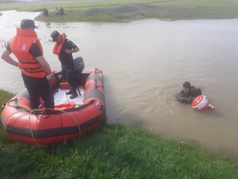 Știre actualizată. Video-foto. Pompierii luptă pentru viața a doi băieți căzuți într-un râu 2 Pompierii luptă pentru viața a doi băieți căzuți într-un râu