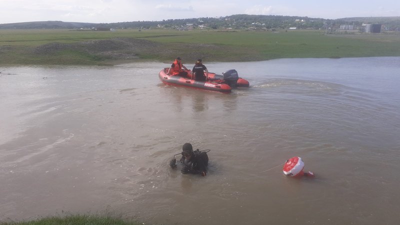 Pompierii luptă pentru viața a doi băieți căzuți într-un râu